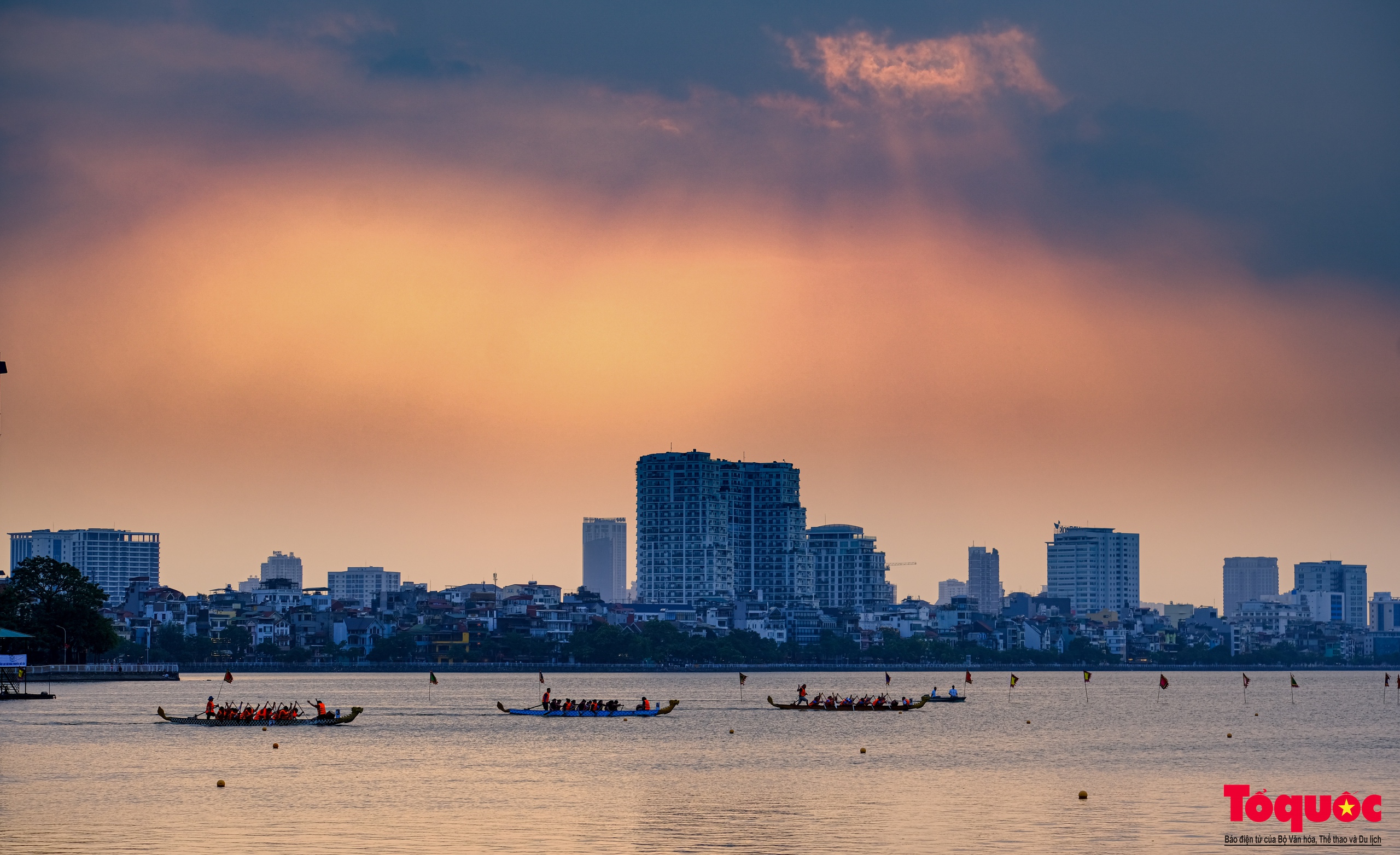 Người dân thủ đô cổ vũ sôi động giải bơi chải thuyền rồng Hà Nội mở rộng năm 2024 - Ảnh 21.